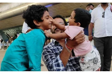 அம்மாவுடன் துபாய் சென்ற குழந்தை  அனாதையாக வந்த அவலம்!  விமான நிலையத்தில் கையெடுத்து கும்பிட்ட தந்தை