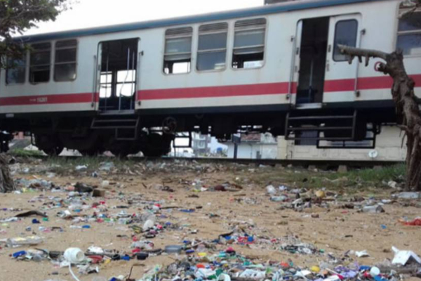 வெள்ளவத்தை கடற்கரையில் கொட்டப்படும் அபாயகரமான பொருட்கள்! அச்சத்தில் மக்கள் | Medical Waste Dumped On The Wellawatte Beach வெள்ளவத்தை கடற்கரையில் கொட்டப்படும் அபாயகரமான பொருட்கள்! அச்சத்தில் மக்கள் | Medical Waste Dumped On The Wellawatte Beach