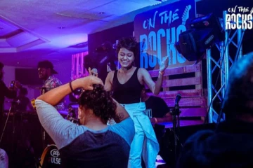 இலங்கை பாடகியை காண டெல்லி விமான நிலையத்தில்  குவிந்த பெருமளவு ரசிகர்கள்!