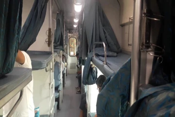 ஓடும் ரயிலில் பெண் மீது சிறுநீர் கழித்த ராணுவ வீரர் - பகீர் சம்பவம்