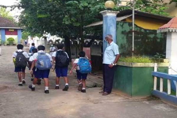 இடிந்து விழுந்த பாடசாலை கட்டிடங்கள்: கல்விச் செயலாளர் வெளியிட்ட அதிர்ச்சி தகவல் | 50 School Buildings In The South Will Collapse