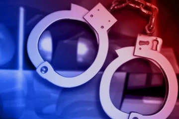 பணத்தை திருடி தொலைப்பேசி வாங்கிய மாணவர்கள் கைது