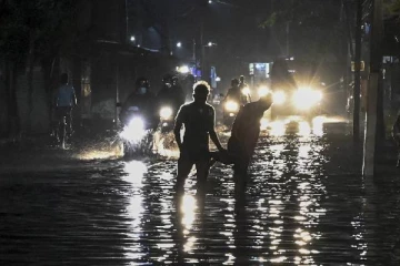 கொழும்பில் ஏற்பட்ட அசம்பாவிதம்: காரொன்றின் மீது முறிந்து வீழ்ந்த மரம்!