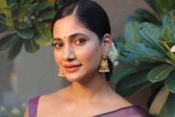 ஒரு காலை மேலே தூக்கி மாஸாக யோகா செய்யும் லாஸ்லியா- செம போட்டோ