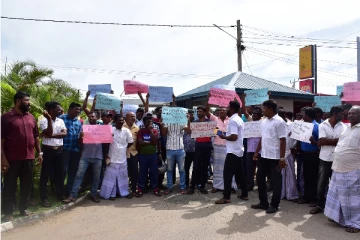 எரிப்பொருள் கோரி மன்னாரில் ஆர்ப்பாட்டம் (Photos)