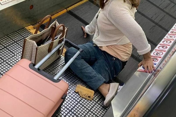 விமான நிலைய Escalator இல் சிக்கிகொண்ட பெண்ணுக்கு நேர்ந்த துயரம் | Woman Loses Leg Airport Escalator