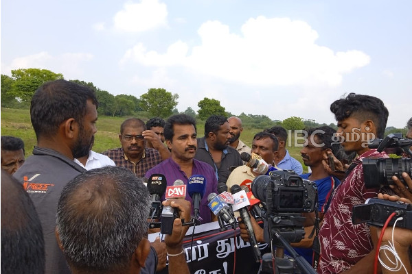 துயிலும் இல்லத்தில் மர நடுகைக்கு எதிராக பாரிய ஆர்ப்பாட்டம் - உடைத்தெறியப்பட்ட பெயர் பலகை | Batticaloa Kiraan Mass Protest Was Carried Out