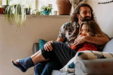 கட்டிப்பிடி வைத்தியம்... ஒரு மணி நேரத்திற்கு இவ்வளவா? - ருசிகர தகவல்!