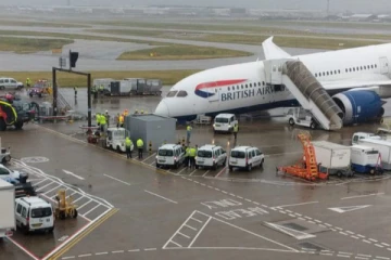 பிரித்தானியா விமான நிலையத்தில் விபத்துக்குள்ளான விமானம்! வெளியான வீடியோ