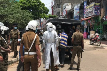 பாடசாலை மாணவர்களிடம் நபரொருவர் மேற்கொண்ட மோசமான செயல்!