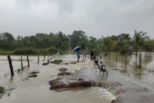 கிளிநொச்சியில் பலத்த மழைவீழ்ச்சியால் தாழ் நிலப் பகுதிகளில் வெள்ளம்