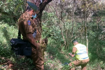 காட்டுக்குள் இறந்து கிடந்த இளைஞன் ; பெரும் சந்தேகத்தில் பொலிஸார்