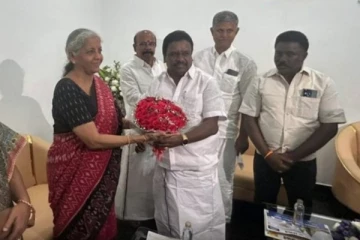 அரசியல் சந்திப்பா? மரியாதை நிமித்தமா? நிர்மலா சீதாராமனுடன் 3 அதிமுக MLA'க்கள் சந்திப்பு!!