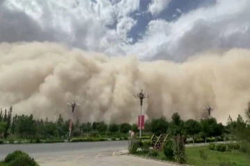 சீனாவில் 330 அடி உயரம் உருவான ராட்சத புழுதி புயல்!