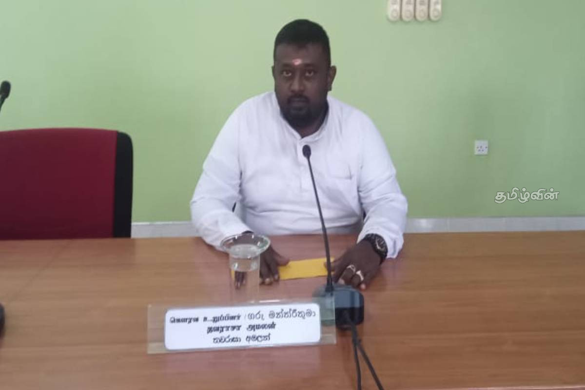 பிரதேச சபை உறுப்பினரை மக்கள் பணி செய்ய விடாது தடுத்த அதிகாரிக்கு எதிராக தீர்மானம் | Resolution Against Pradeshiya Sabha Member