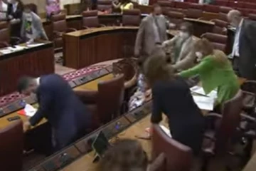 ஒரே ஒரு எலியால் நாடாளுமன்றத்தில் கேட்ட அலறல் சத்தம்! அலண்டு துள்ளிக்குதித்து ஓடிய எம்.பிக்கள்... பரபரப்பை ஏற்படுத்திய காட்சி