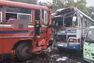 කජුගමදී බස් රථ දෙකක් ගැටී 20කට වැඩි පිරිසක් රෝහල්ගත කෙරේ. (PHOTOS)