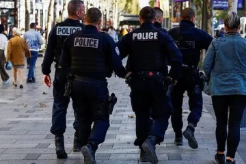 பொலிஸ் அதிகாரியை கத்தியால் தாக்கிய நபர்: பாரீஸ் நகரில் பகீர் சம்பவம்