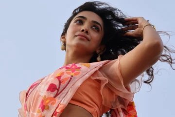 சேலையில் அழகிய போஸ் கொடுத்த நடிகை சான்வே மேக்னா