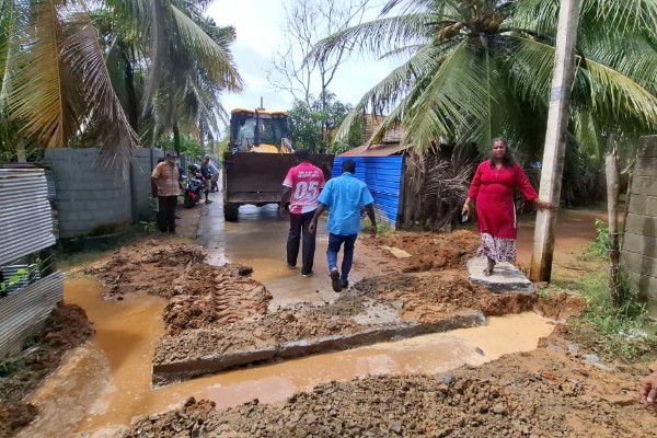 மட்டக்களப்பில் இடையிடையே மழை - பாதிப்பை எதிர்கொள்ள தயார் நிலையில் படையினர் | Weather Warning In Sri Lanka மட்டக்களப்பில் இடையிடையே மழை - பாதிப்பை எதிர்கொள்ள தயார் நிலையில் படையினர் | Weather Warning In Sri Lanka