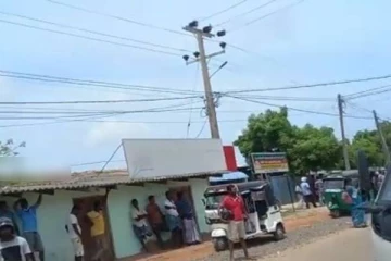 யாழ் எரிபொருள் நிலையத்தில் அரச வாகனத்தை அடித்து நொருக்கிய பொதுமக்கள்