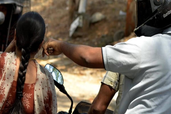 தங்க நகை அணிந்து செல்லும் பெண்களுக்கு எச்சரிக்கை - தமிழ் பெண்ணுக்கு காத்திருந்த அதிர்ச்சி | Mysterious Chain Snatching Gang In Active