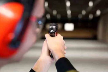 பேருந்தில் பயணித்த இளம் பெண் சுட்டுக் கொலை