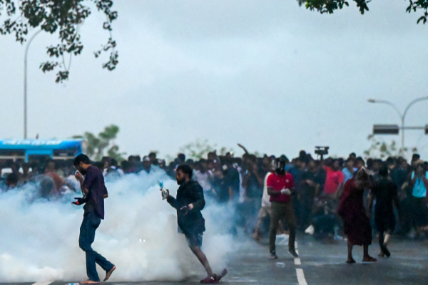 ஆசிரியர்களின் பேரணி மீது சற்றுமுன் பொலிஸார் தாக்குதல் | Police Recently Attacked Teachers Rally In Colombo