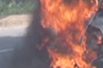 ගමන් කරමින් තිබු වාහනයක් හදිසියේම ගිනිගත් සංවේදී පුවතක්..