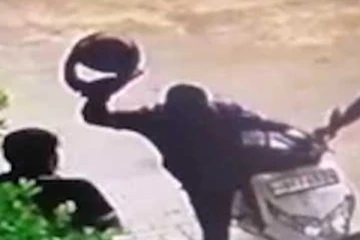 පොදුජන පෙරමුණේ මන්ත්‍රීගෙන් සංවර්ධන නිලධාරිනියට හෙල්මට් පහරක්..(VIDEO)