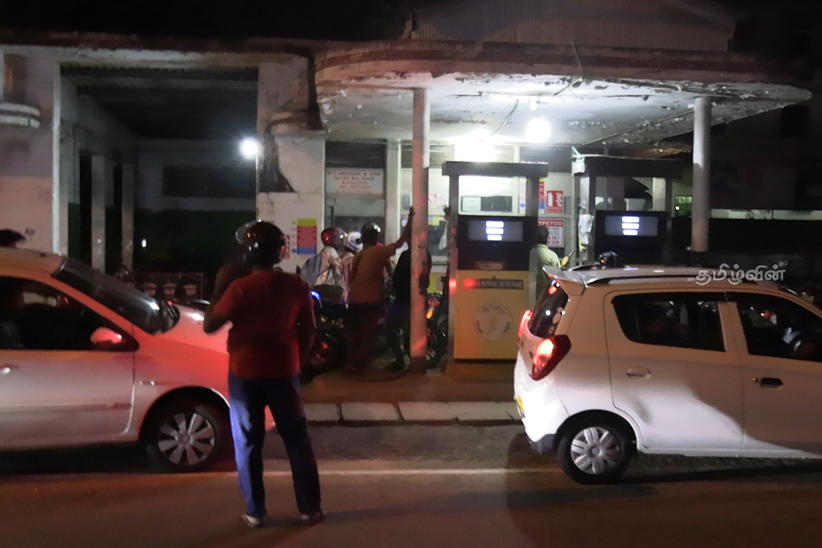 மத்திய கிழக்கின் போர் பதற்றத்தின் எதிரொலி! இரவிலும் எரிபொருள் நிரப்பு நிலையங்களில் நீண்ட வரிசை.. | Middle East Problem Petrol Line In Srilanka மத்திய கிழக்கின் போர் பதற்றத்தின் எதிரொலி! இரவிலும் எரிபொருள் நிரப்பு நிலையங்களில் நீண்ட வரிசை.. | Middle East Problem Petrol Line In Srilanka