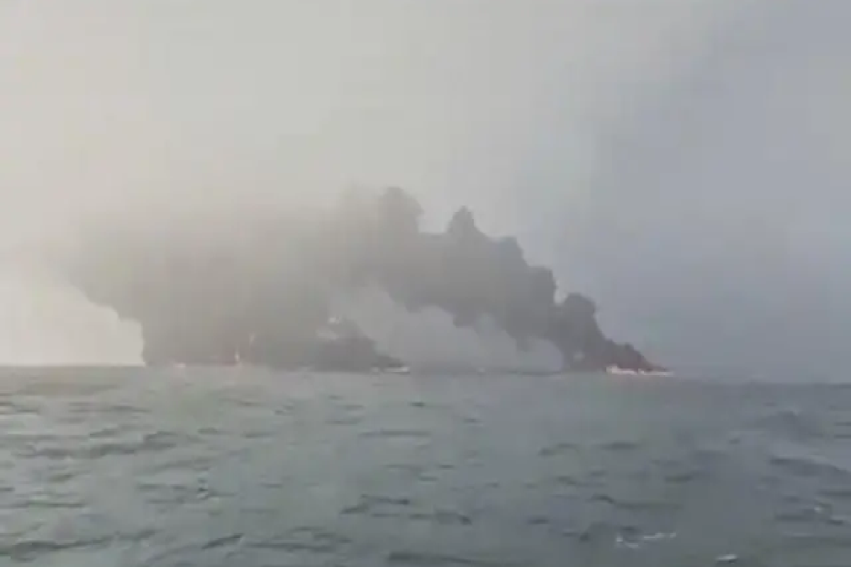 பாரசீக வளைகுடாவில் பற்றி எரியும் எண்ணெய் கப்பல்கள் ; தாக்குதல்களால் அதிரும் மத்திய கிழக்கு | Blazing Ships Reported In The Persian Gulf