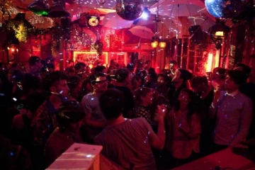 அமெரிக்காவில் இரவு கேளிக்கை விடுதியில் மர்ம நபர் நடத்திய கொடூர செயல்! 5 பேர் பலி