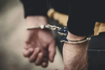 கைவிலங்குடன் நபர் ஒருவர் தப்பி ஓட்டம்