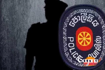 බයිට් කකා අරක්කු බීබී සැකකරුවකු සමග නිල කාමරයේ OIC