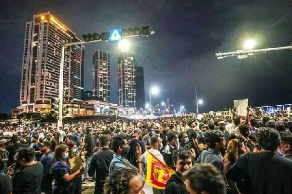 கொழும்பில் கலைஞர்களின் பங்களிப்புடன் நடைபெற்று பாரிய ஆர்ப்பாட்டம் | Colombo Galle People Protest Economic Crisis