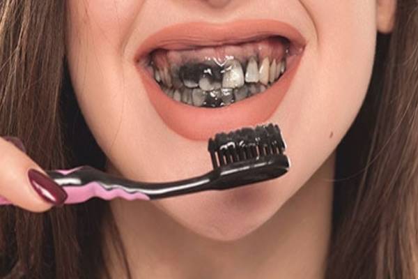 அடுப்பு கரியில் பல் துலக்கினால் என்ன பலன்? | How To Use Charcoal Powder For Teeth Whitening