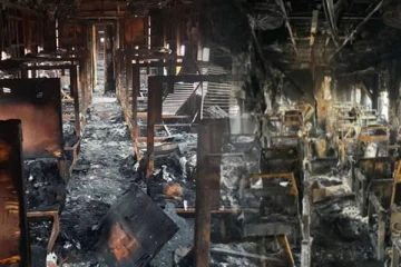 திடீரென பற்றி எரிந்த தொடருந்து: பங்களாதேஷில் சம்பவம்