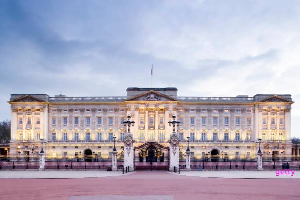 மயக்கும் ரஷ்ய மொடலுடன் எப்ஸ்டீனை பக்கிங்ஹாம் அரண்மனையில் விருந்துக்கு அழைத்த ஆண்ட்ரூ | Andrew Invited Epstein To Palace