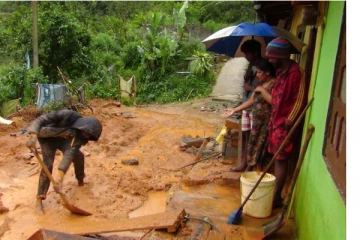 கொட்டகலை பகுதியில் மண்சரிவு: வீடுகள் சேதம்(Photos)