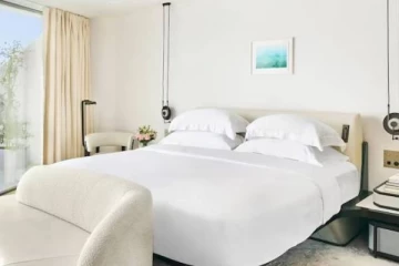 ரயில்கள் மற்றும் ஹொட்டல்களில் ஏன் வெள்ளை பெட் ஷீட்டை பயன்படுத்துகின்றனர்? காரணம் இது தான்