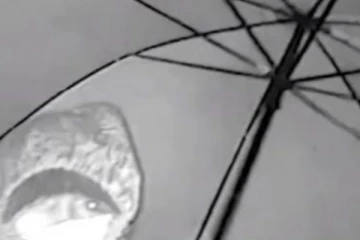 කුඩෙන් වහගෙන සේපූවක් කොල්ල කයි.. සීසීටීවි වීඩියෝ සහිතයි.. (VIDEO)