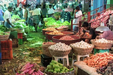 தக்காளி விலை குறைந்து.. ராக்கெட் வேகத்தில் ஏறிய காய்கறி விலை - திகைப்பில் மக்கள்!