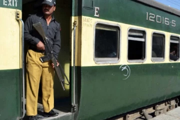 பாகிஸ்தானில் பயணிகளை ஏற்றிச் சென்ற தொடருந்தின் மீது தாக்குதல்!