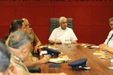 පොලිස් ඇමති හදිසි හමුවක.. හේතුව මෙන්න