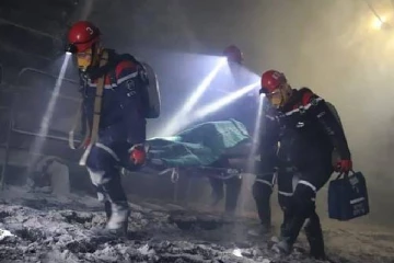 திடீரென்று ஏற்பட்ட வெடிப்பு... 820 அடி ஆழத்தில் சிக்கிக்கொண்ட 75 பேர்