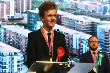 பிரித்தானிய நாடாளுமன்றின் குழந்தை : 22 வயது இளைஞரின் சாதனை