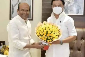 முதல்வர் மு.க.ஸ்டாலின் கை மீது மாஸ்கை வைத்த நடிகர் வாகை சந்திரசேகர்- நெட்டிசன்கள் கண்டனம்