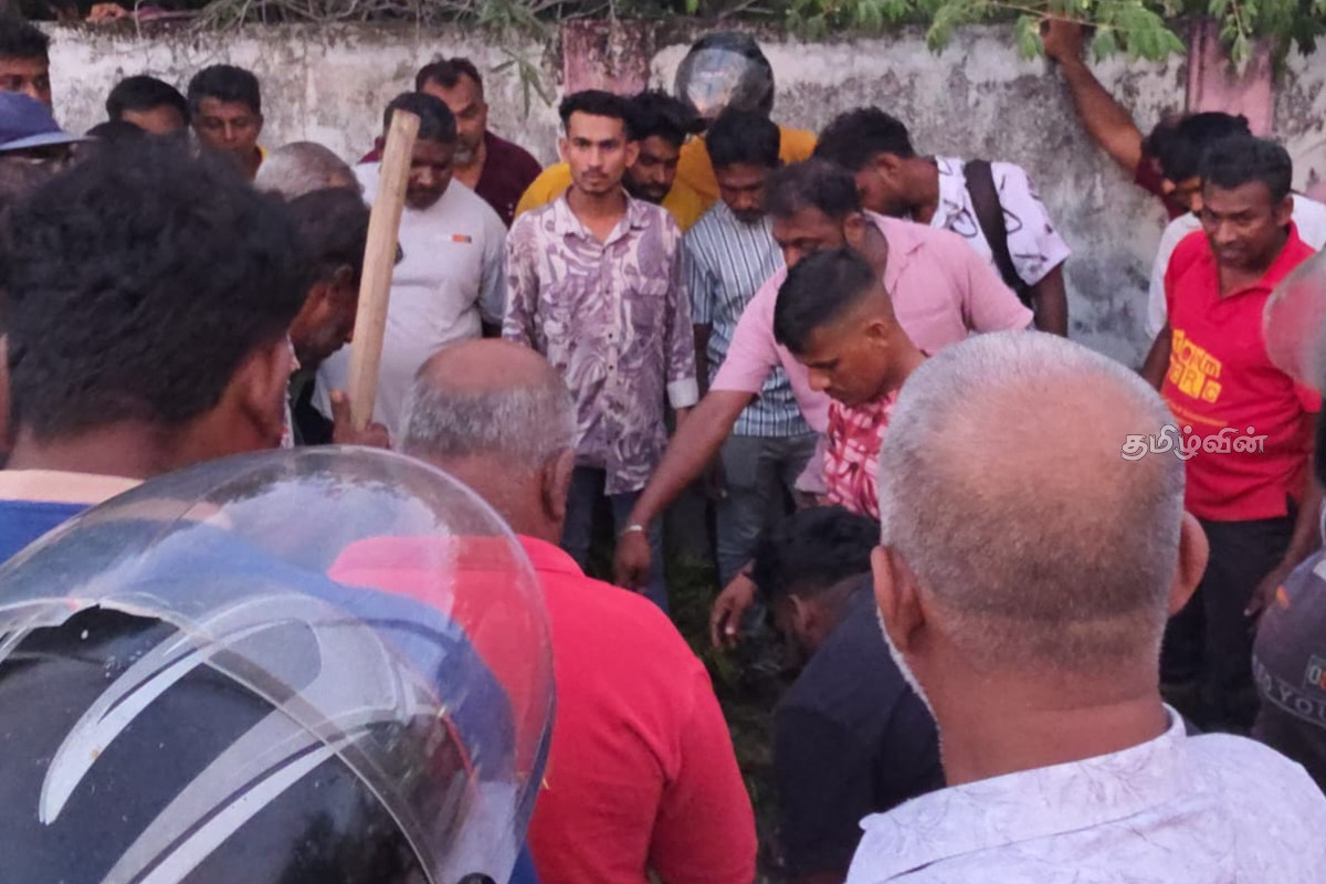 2 மணி நேர போராட்டத்திற்கு பின் உயிருடன் மீட்பு - விடுதலையான கைதியின் செயலால் எழுந்த பரபரப்பு..! | Man Rescued Alive From Canal In Batticaloa 2 மணி நேர போராட்டத்திற்கு பின் உயிருடன் மீட்பு - விடுதலையான கைதியின் செயலால் எழுந்த பரபரப்பு..! | Man Rescued Alive From Canal In Batticaloa