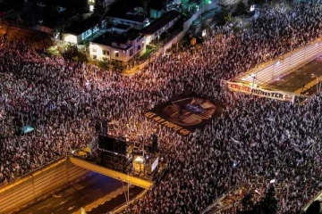 பிரதமருக்கு எதிராக அலைகடல் போல் வீதியில் திரண்ட மக்கள்!